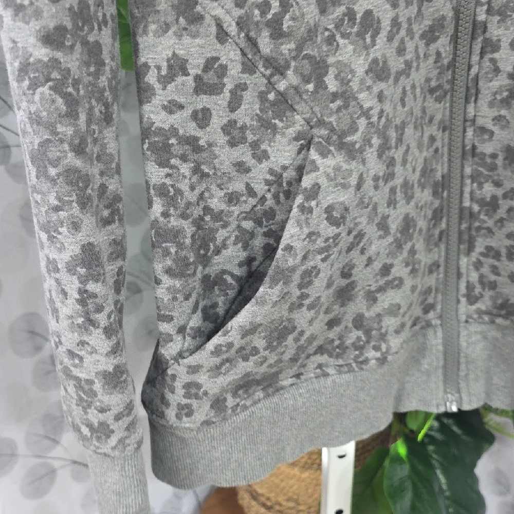 Athleta Triumph Printed Full Zip Hoodie Gray Leopard - Medium - Picture 6 of 11